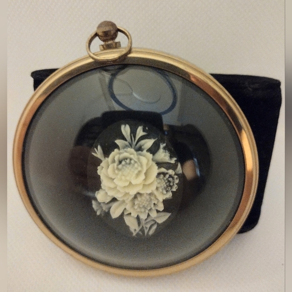 Vintage Roses In Cameo from the Miniture World of Peter Bates in England - Picture 4 of 6